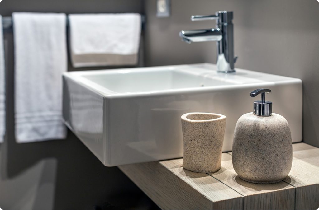 Modernes Waschbecken auf Holzwaschtisch in einem neu renovierten Gästeklo