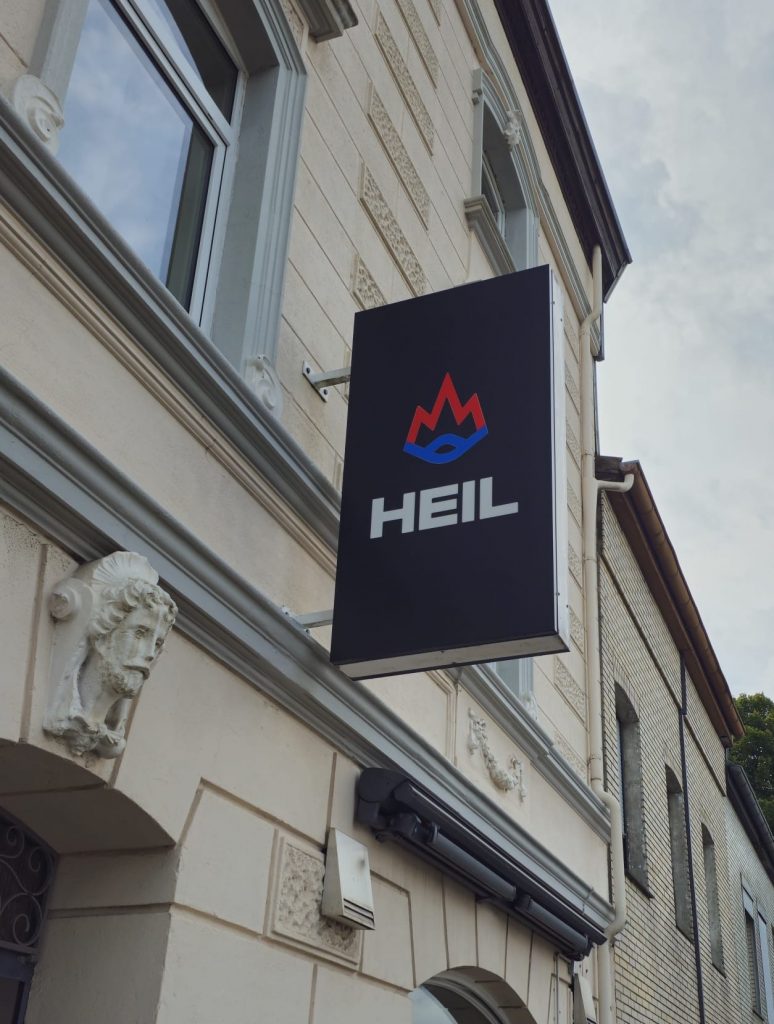 Schild mit Logo der Firma HEIL an der eigenen Gewerbe-Immobile in Herzogenrath